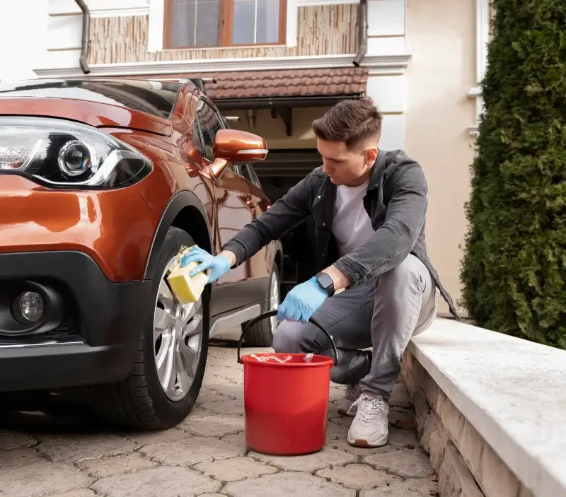 Lavage auto à domicile Pinet : professionnel intervenant sur un véhicule